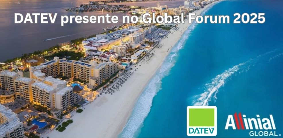Fotografia aérea da costa de Cancún com o texto "DATEV presente en el Global Forum 2025" e os logotipos da DATEV e da Allinial Global.